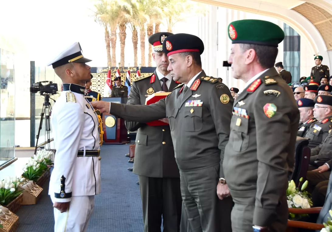 وزير الدفاع يشهد حفل إنتهاء فترة الإعداد العسكرى لطلبة الأكاديمية