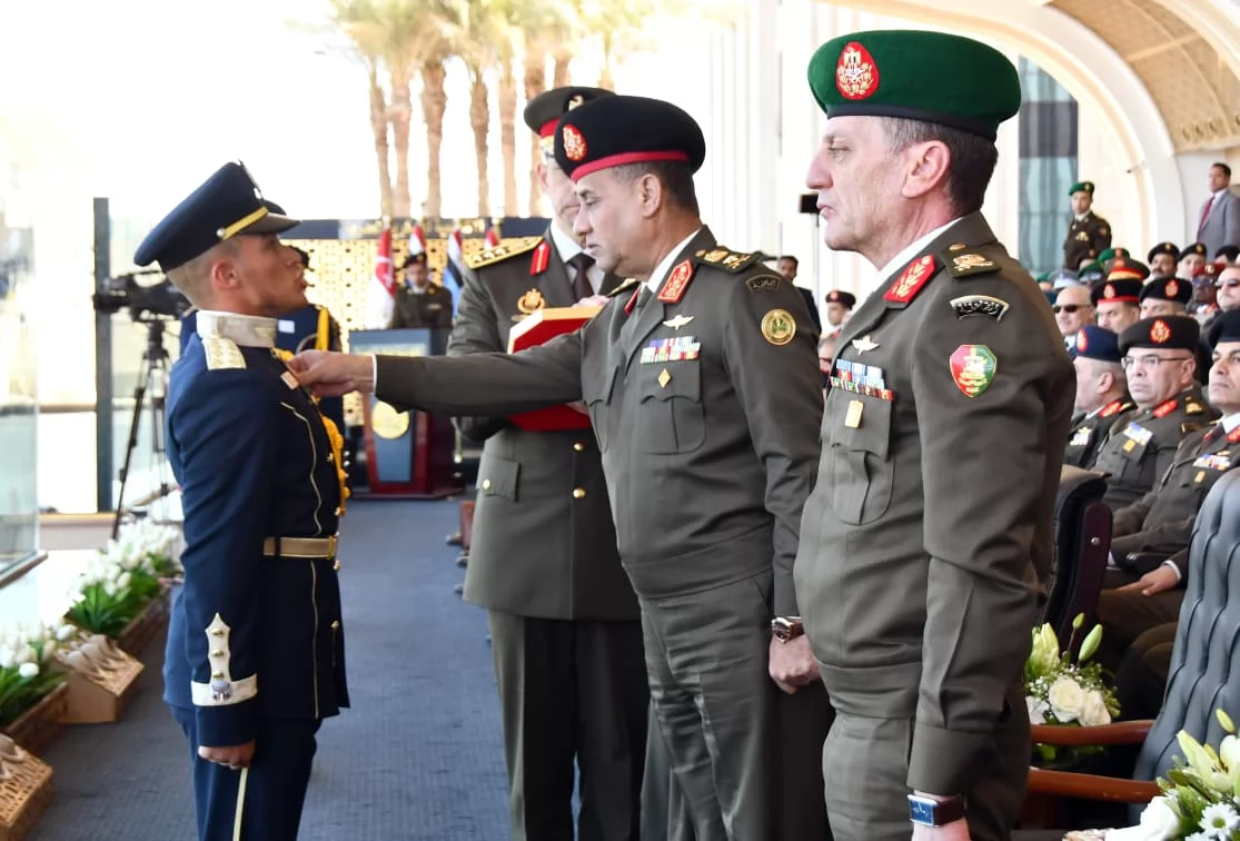وزير الدفاع يشهد حفل إنتهاء فترة الإعداد العسكرى لطلبة الأكاديمية