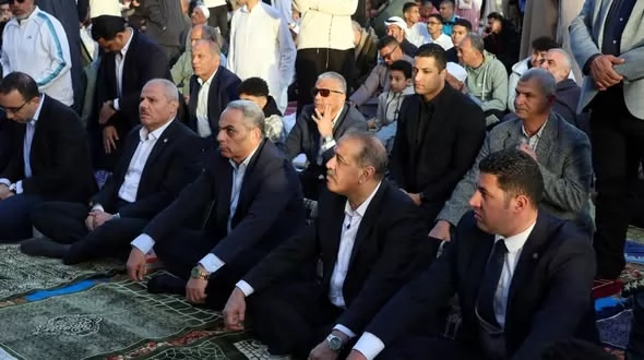 محافظ الإسماعيلية يؤدي صلاة العيد ويهنئ الأهالي ..صور