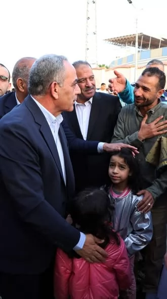 محافظ الإسماعيلية يؤدي صلاة العيد ويهنئ الأهالي ..صور