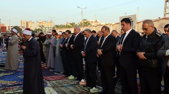 محافظ الإسماعيلية يؤدي صلاة العيد ويهنئ الأهالي ..صور