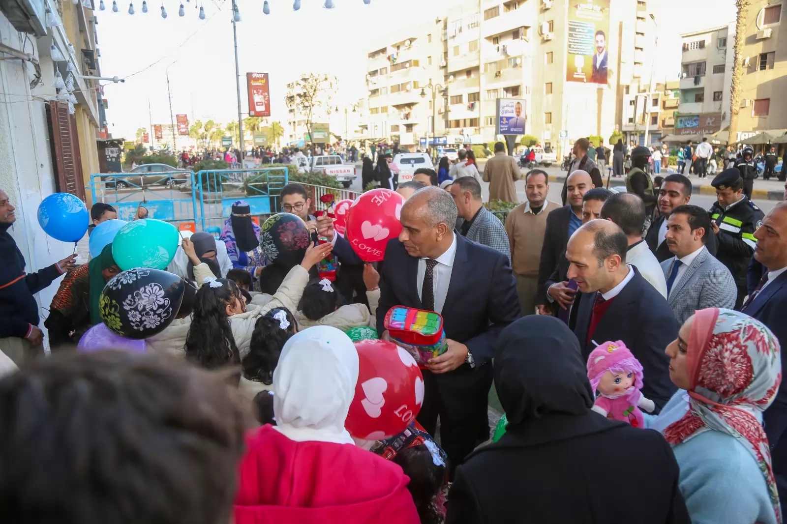 محافظ كفرالشيخ يقدم هدايا الرئيس للأيتام في عيد الفطر..صور