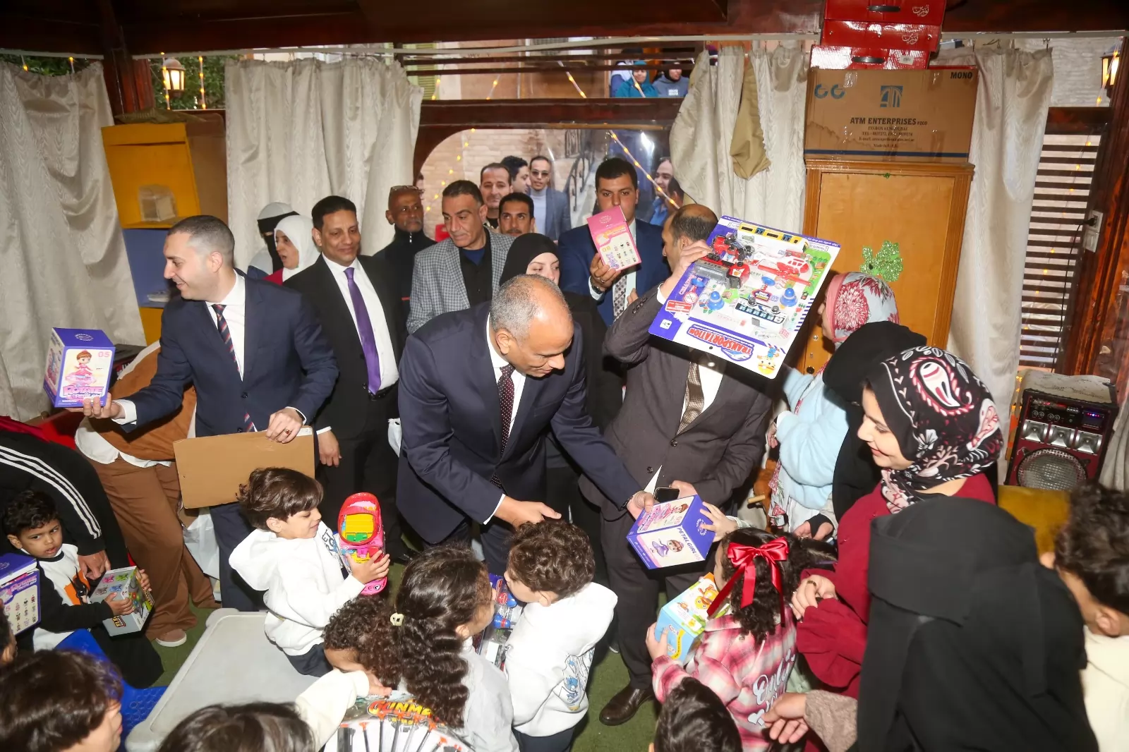 محافظ كفرالشيخ يقدم هدايا الرئيس للأيتام في عيد الفطر..صور