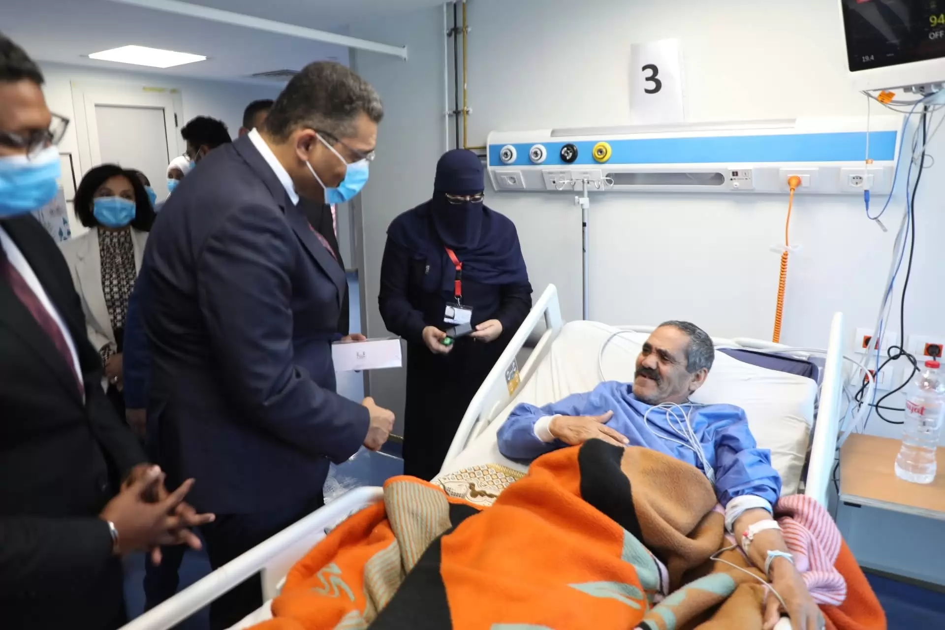 محافظ البحر الأحمر يهنئ المرضي والعاملين بالمستشفيات بعيد الفطر