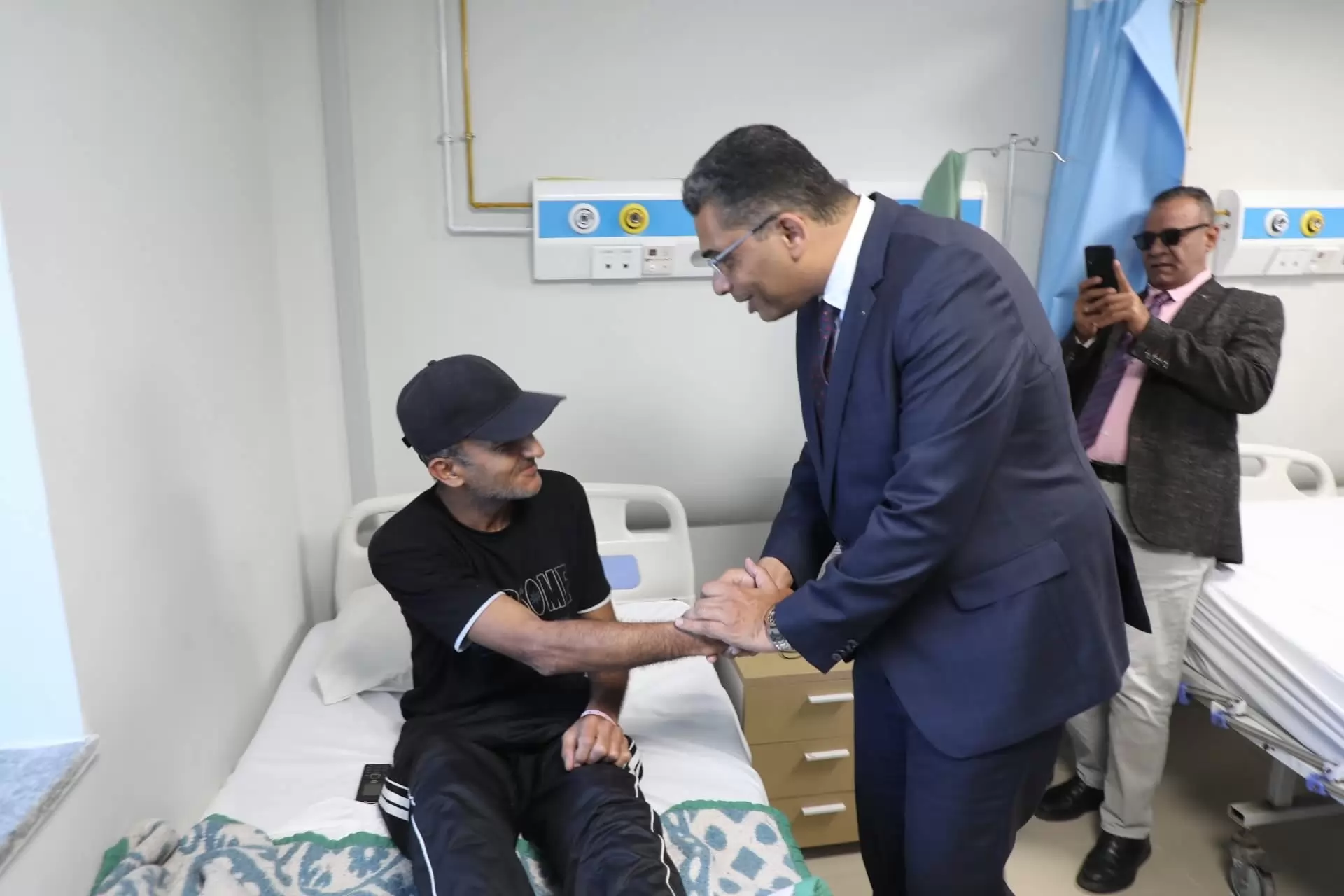 محافظ البحر الأحمر يهنئ المرضي والعاملين بالمستشفيات بعيد الفطر