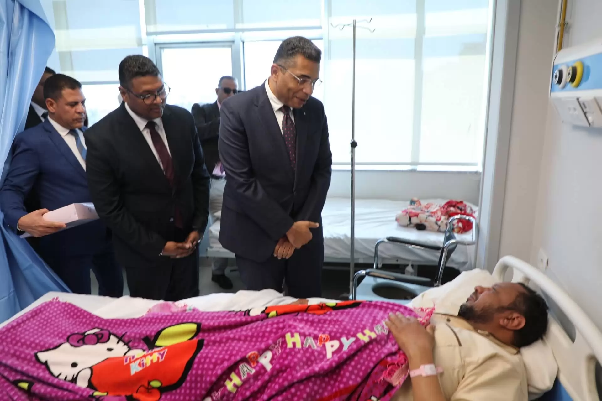 محافظ البحر الأحمر يهنئ المرضي والعاملين بالمستشفيات بعيد الفطر