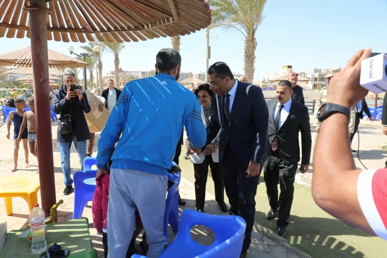 محافظ البحر الأحمر يستقبل المهنئين بالعيد ويشارك الأطفال فرحتهم