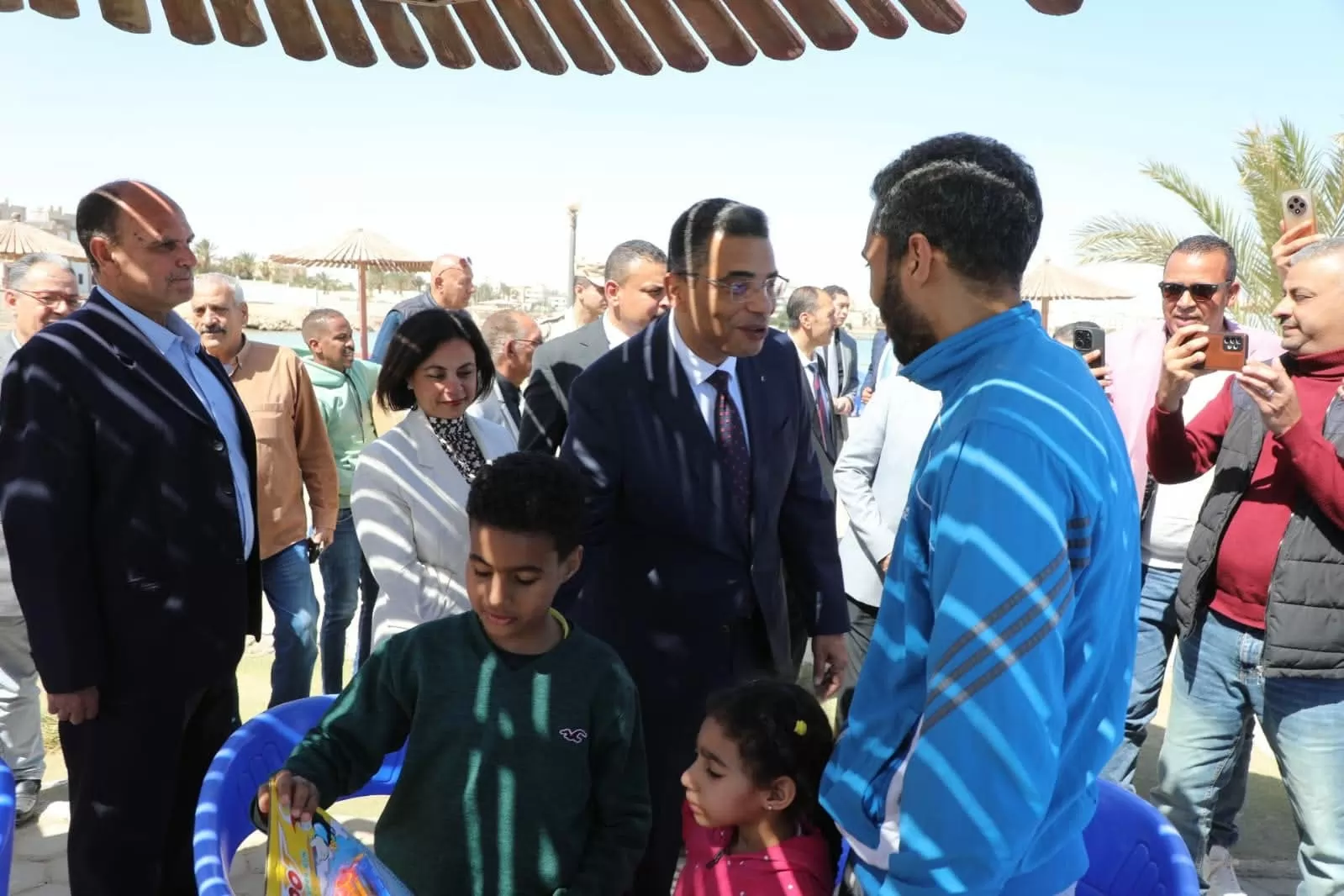 محافظ البحر الأحمر يستقبل المهنئين بالعيد ويشارك الأطفال فرحتهم