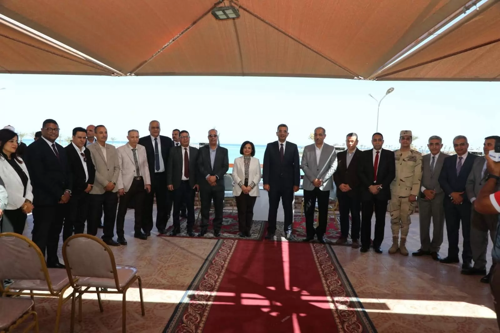 محافظ البحر الأحمر يستقبل المهنئين بالعيد ويشارك الأطفال فرحتهم