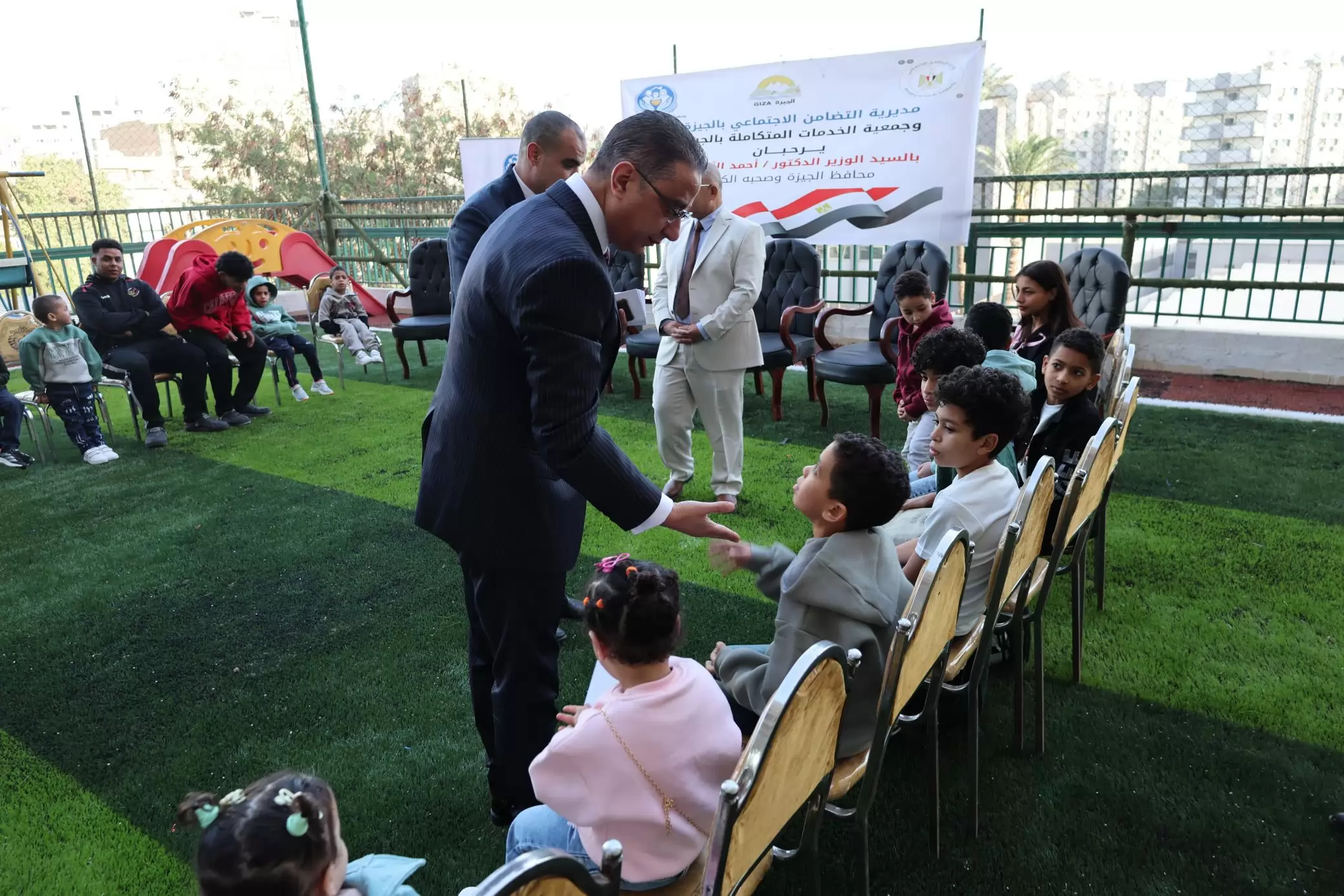 محافظ الجيزة يهنئ الأيتام و المسنين بعيد الفطر ..صور