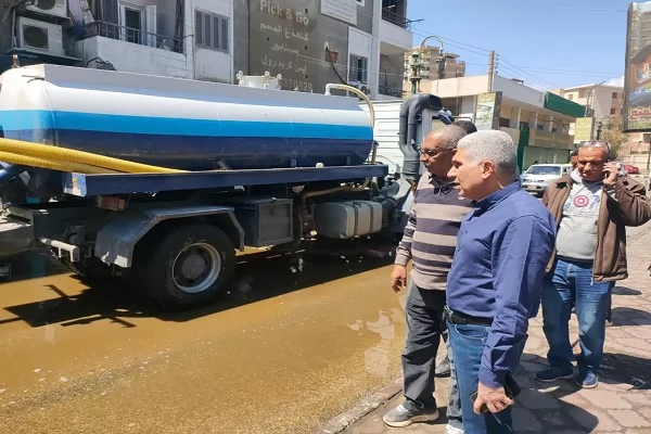 إزالة تجمعات مياه الأمطار بشوارع المنيا لتيسير الحركة المرورية