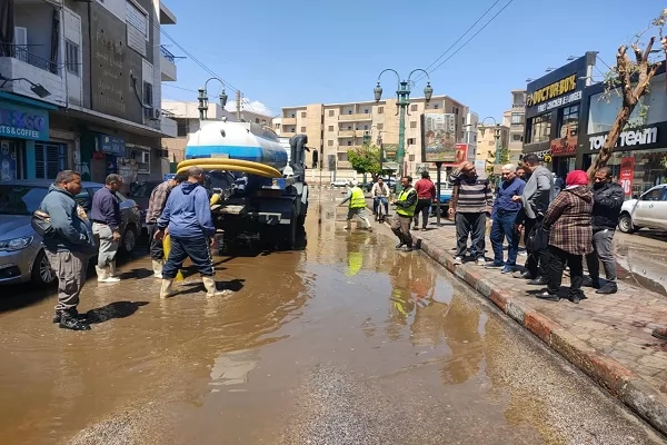 إزالة تجمعات مياه الأمطار بشوارع المنيا لتيسير الحركة المرورية