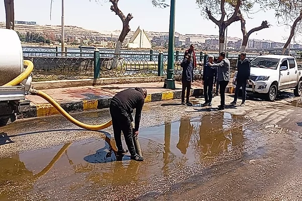إزالة تجمعات مياه الأمطار بشوارع المنيا لتيسير الحركة المرورية