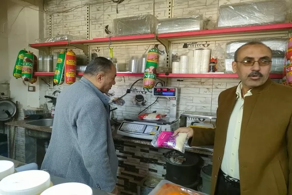 ضبط 630 كجم أسماك غير صالحة وتحرير 19 مخالفة بمغاغة والعدوة