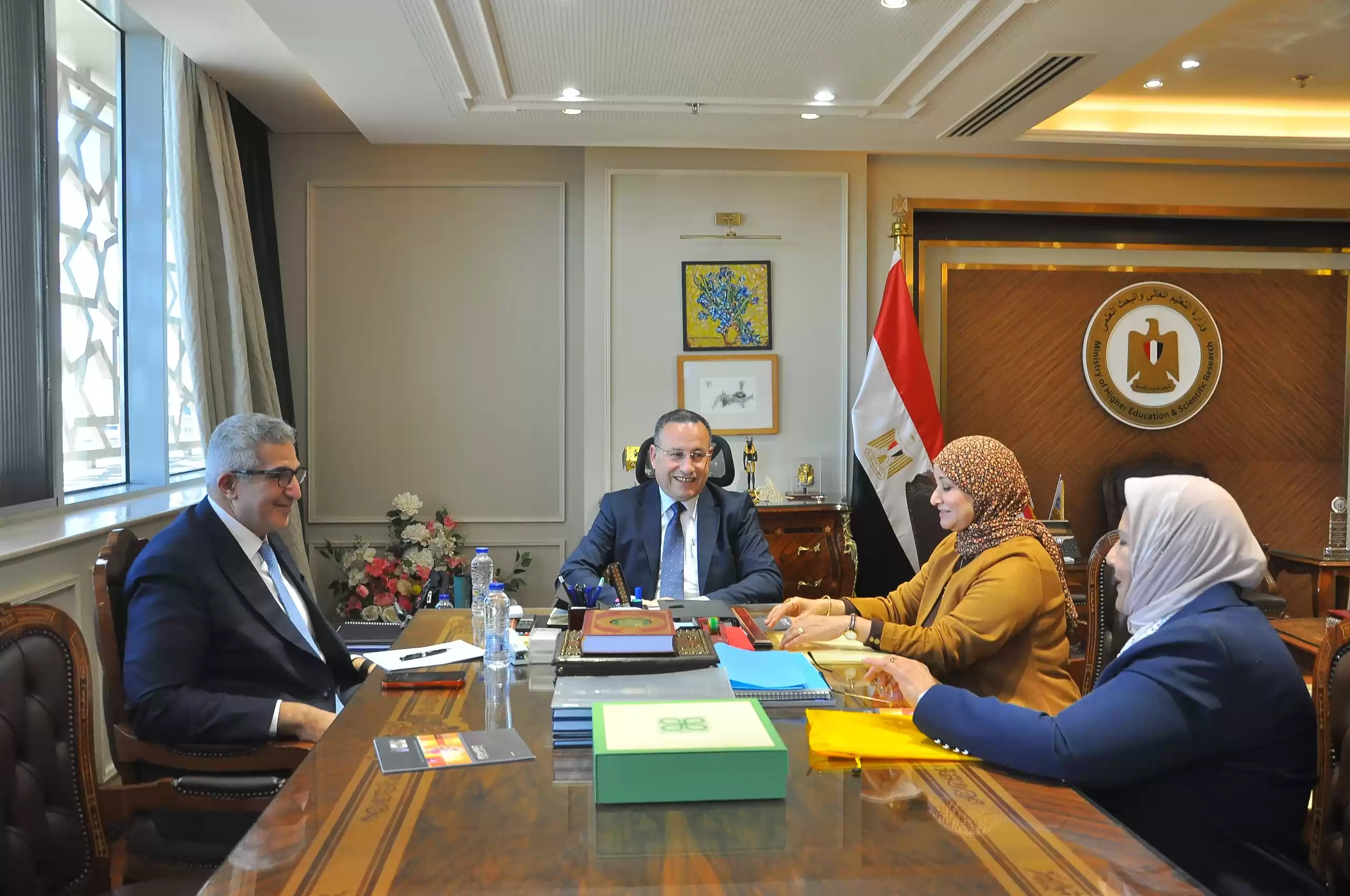 وزير التعليم العالي يبحث تعزيز كفاءة الخريجين بقطاع التمريض