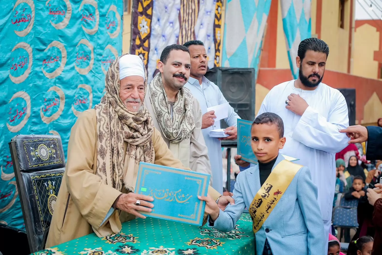القرآن يجمع القلوب.. 300 حافظ و6 رحلات عمرة بقرى الأشراف