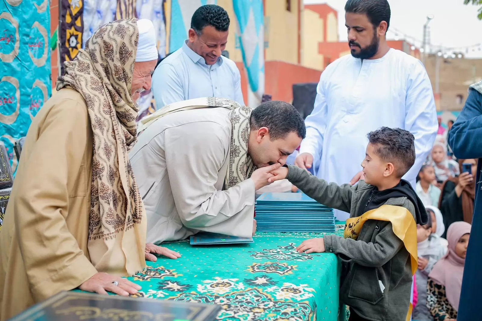 القرآن يجمع القلوب.. 300 حافظ و6 رحلات عمرة بقرى الأشراف