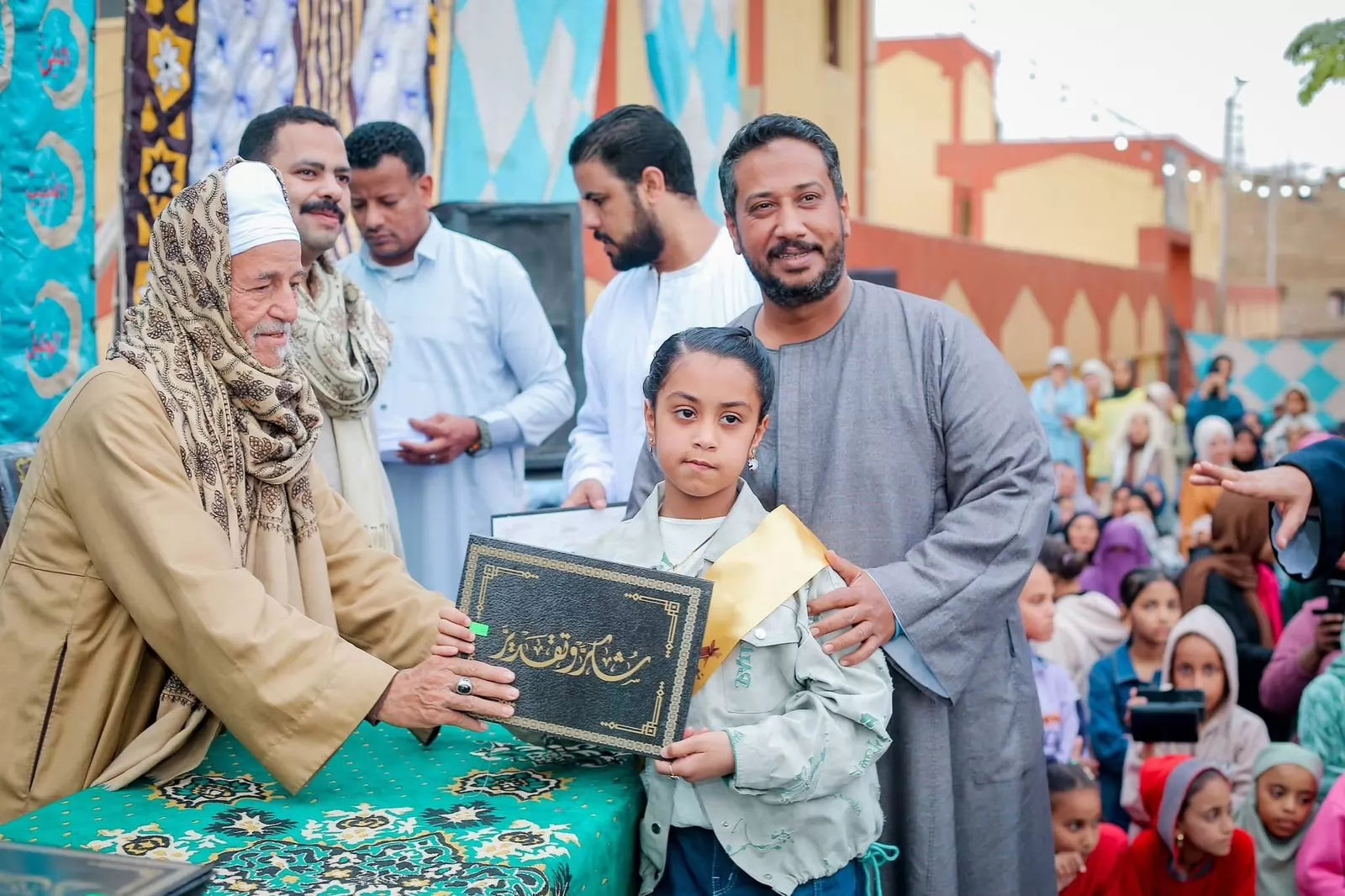القرآن يجمع القلوب.. 300 حافظ و6 رحلات عمرة بقرى الأشراف