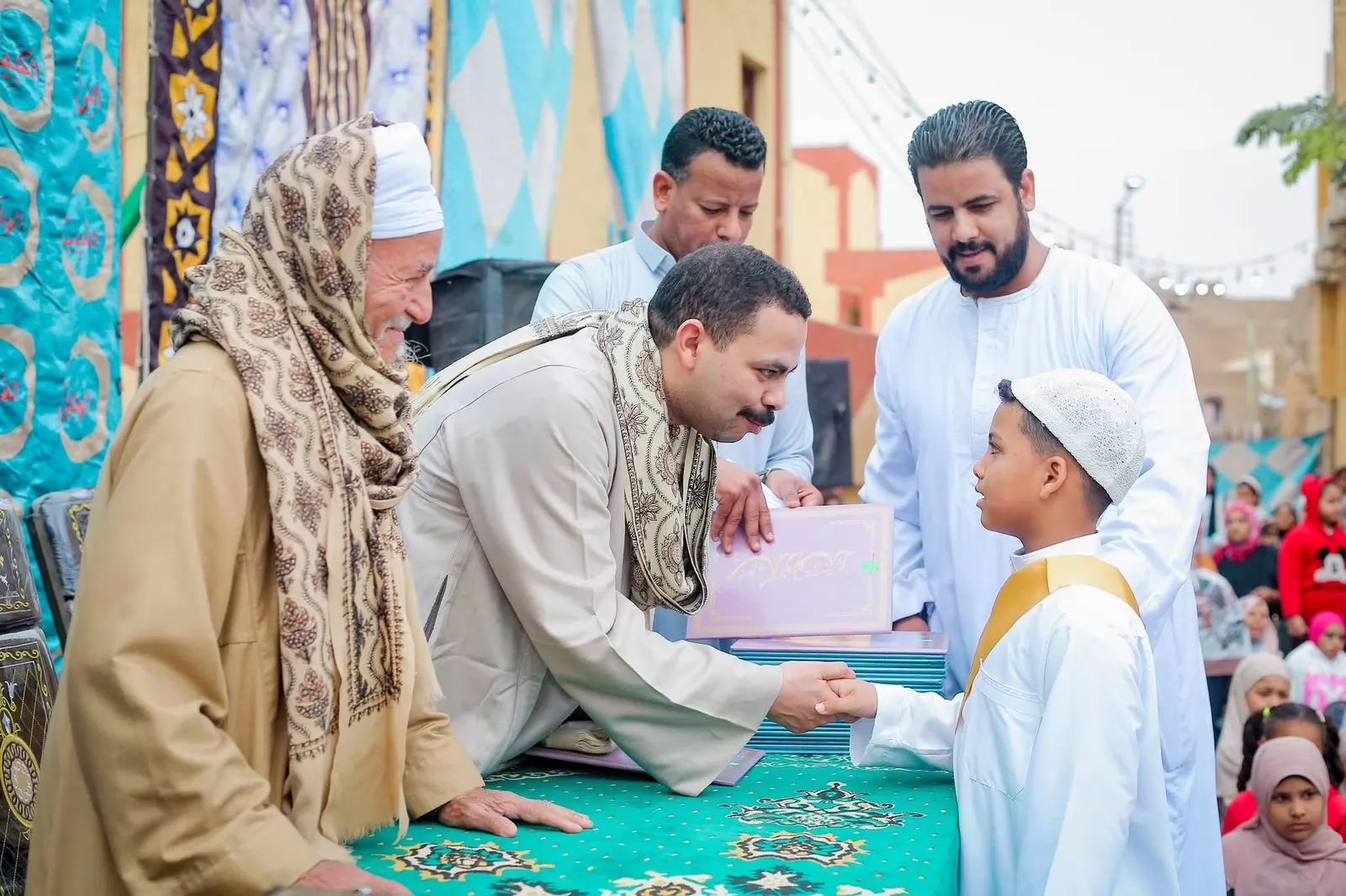 القرآن يجمع القلوب.. 300 حافظ و6 رحلات عمرة بقرى الأشراف