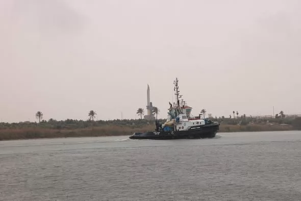 ربيع: حركة الملاحة بقناة السويس منتظمة رغم سوء الأحوال الجوية