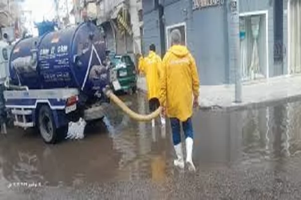 محافظ دمياط يتفقد الشوارع   وسط الأمطار الغزيرة 