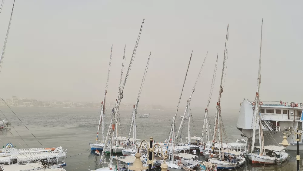 موجة طقس سيئ بالأقصر توقف سياحة اليوم الواحد