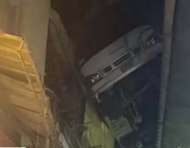 ميني باص يقتحم 