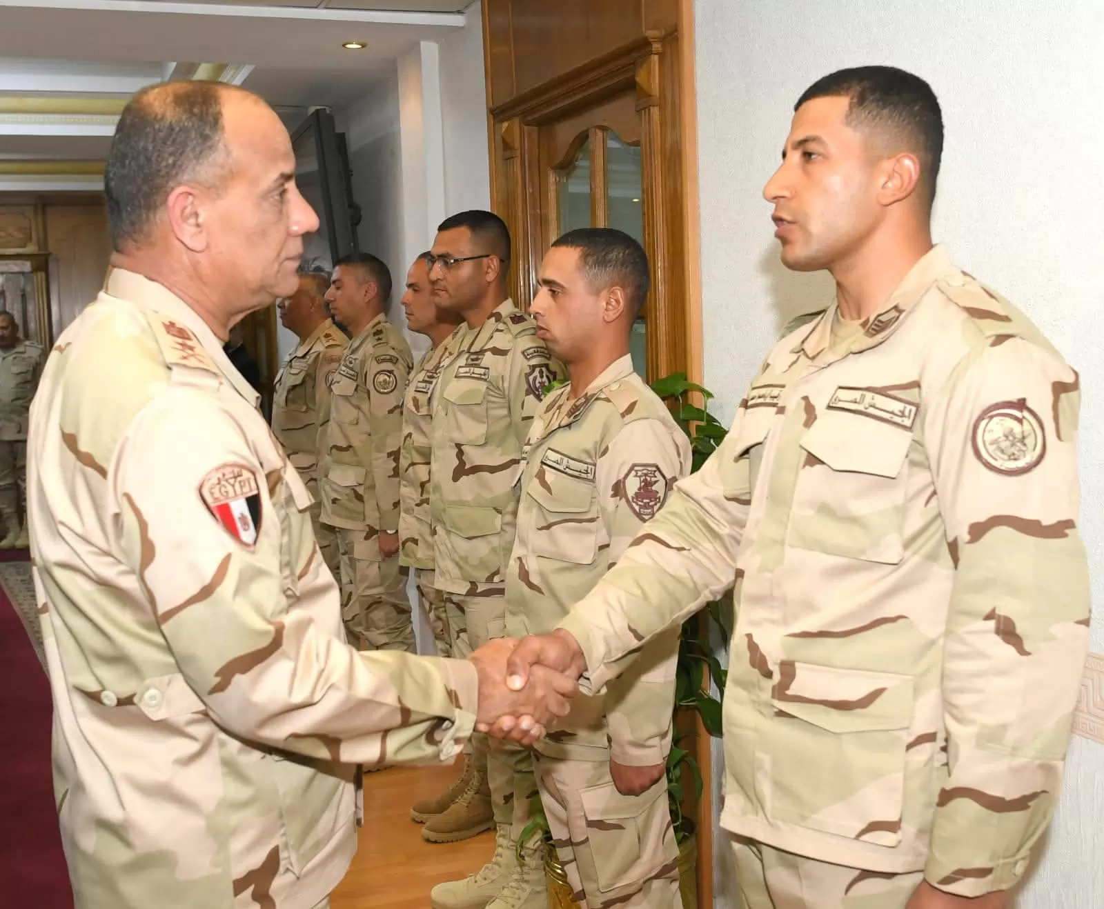 وزير الدفاع يلتقى عدداً من مقاتلى الجيشين الثانى والثالث الميداني