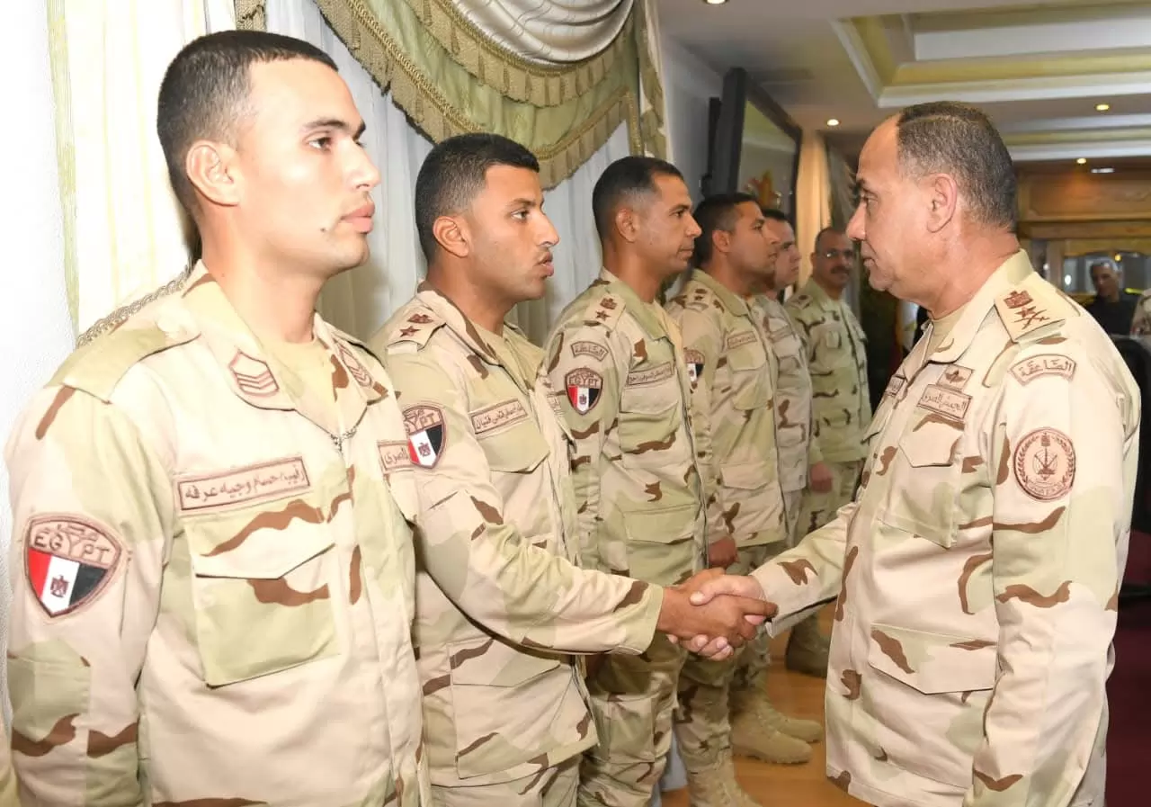 وزير الدفاع يلتقى عدداً من مقاتلى الجيشين الثانى والثالث الميداني