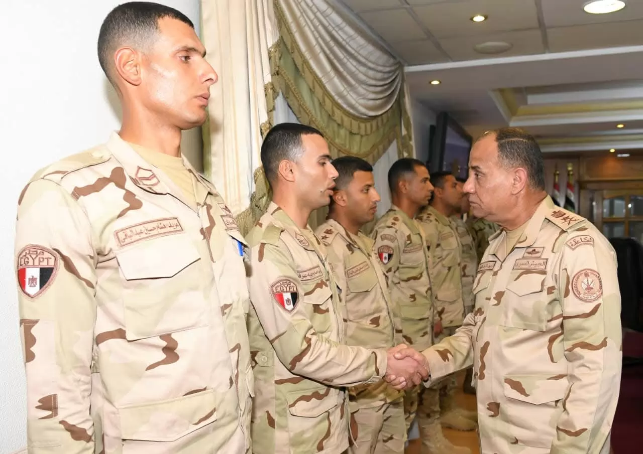 وزير الدفاع يلتقى عدداً من مقاتلى الجيشين الثانى والثالث الميداني