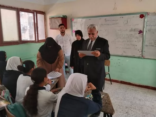 مدير تعليم الإسماعيلية يتفقد انتظام الدراسة بإدارة شمال..صور
