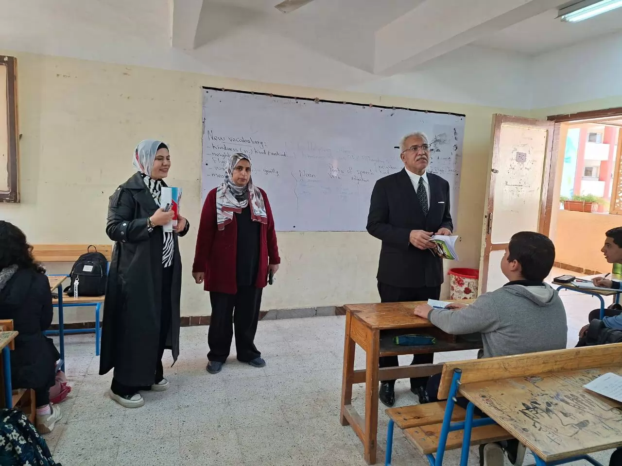 مدير تعليم الإسماعيلية يتفقد انتظام الدراسة بإدارة شمال..صور