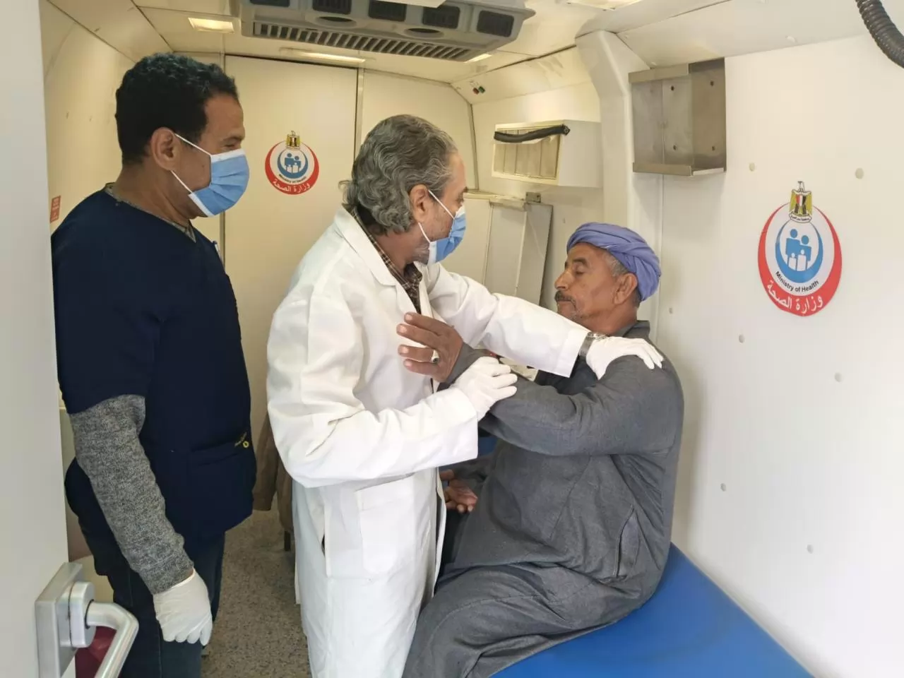 تقديم 1415 خدمة طبية مجانية بقرية بني غني ضمن «حياة كريمة»