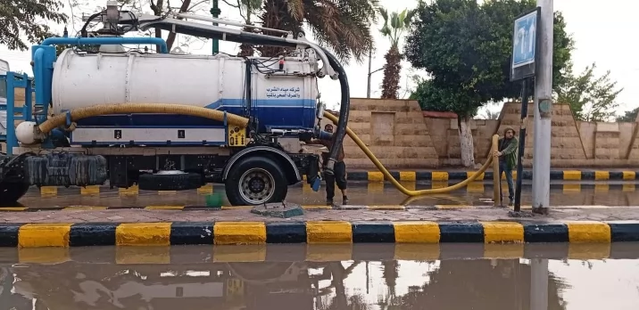 رئيس مدينة المنيا يتفقد إزالة تجمعات مياه الأمطار بمختلف المناطق