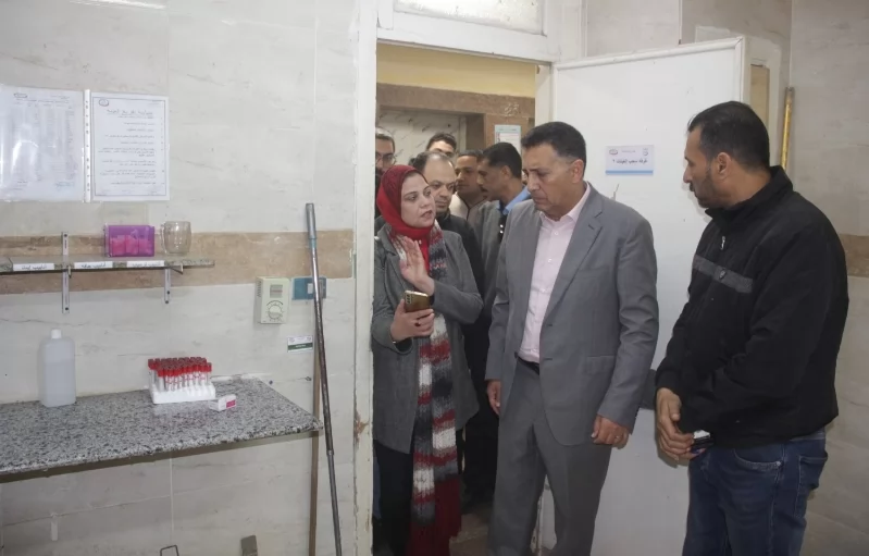 محافظ القليوبية يتفقد عيادات التأمين الصحي ببنها ويشدد على حل مشا