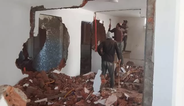 جهاز دمياط الجديدة ينفذ إزالة فورية لعقار سكنى مخالف فى المدينة..