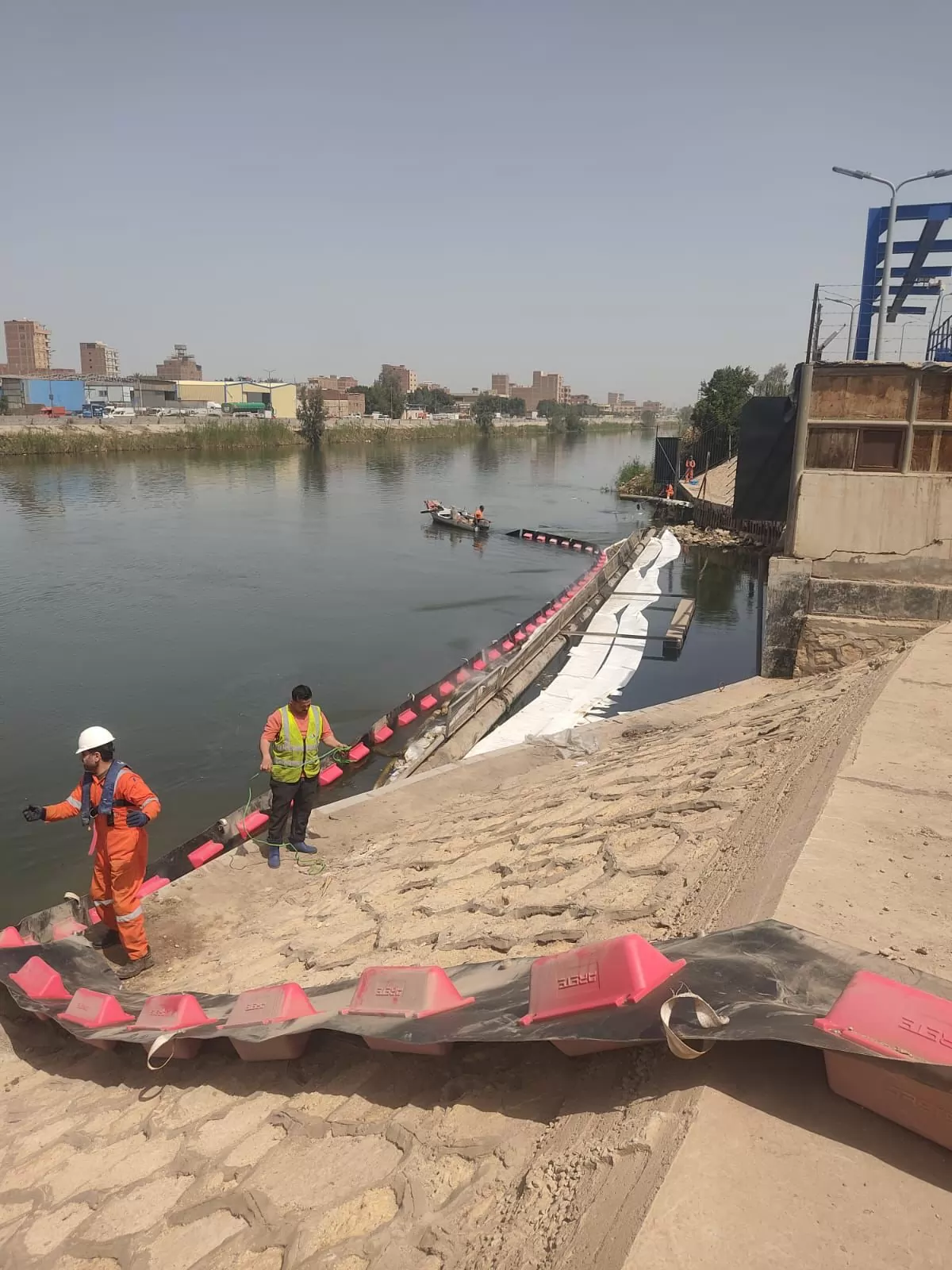 الإسكان تطمئن المواطنين: مياه الشرب آمنة رغم بقعة سولار