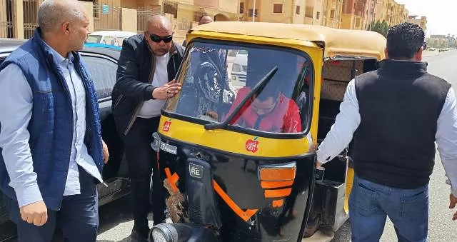 جهاز بدر ينفذ مجزرة للتوك توك بمصادرة 39 بعد مطاردة فى الشوارع.. 