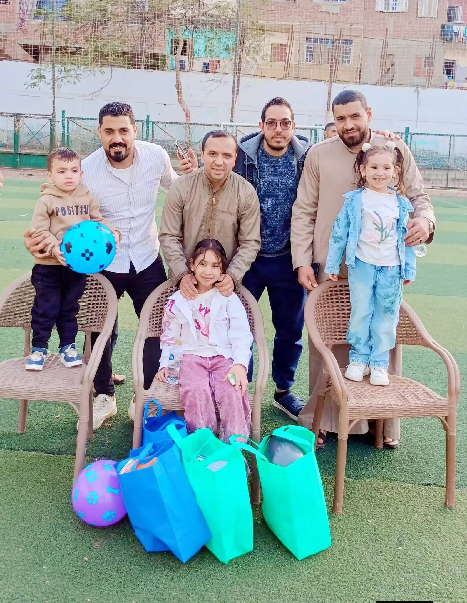 شباب منشأة القناطر تُسعد الأطفال بـ 