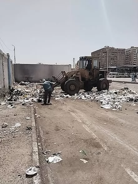 رفع القمامة والمخلفات من مركز ومدينة الإسماعيلية..صور