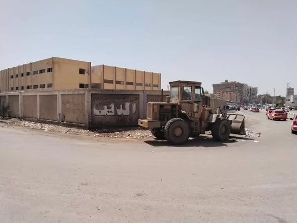 رفع القمامة والمخلفات من مركز ومدينة الإسماعيلية..صور
