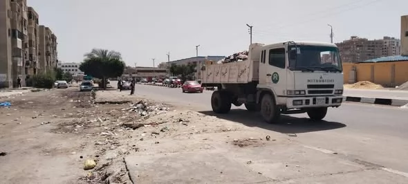 رفع القمامة والمخلفات من مركز ومدينة الإسماعيلية..صور