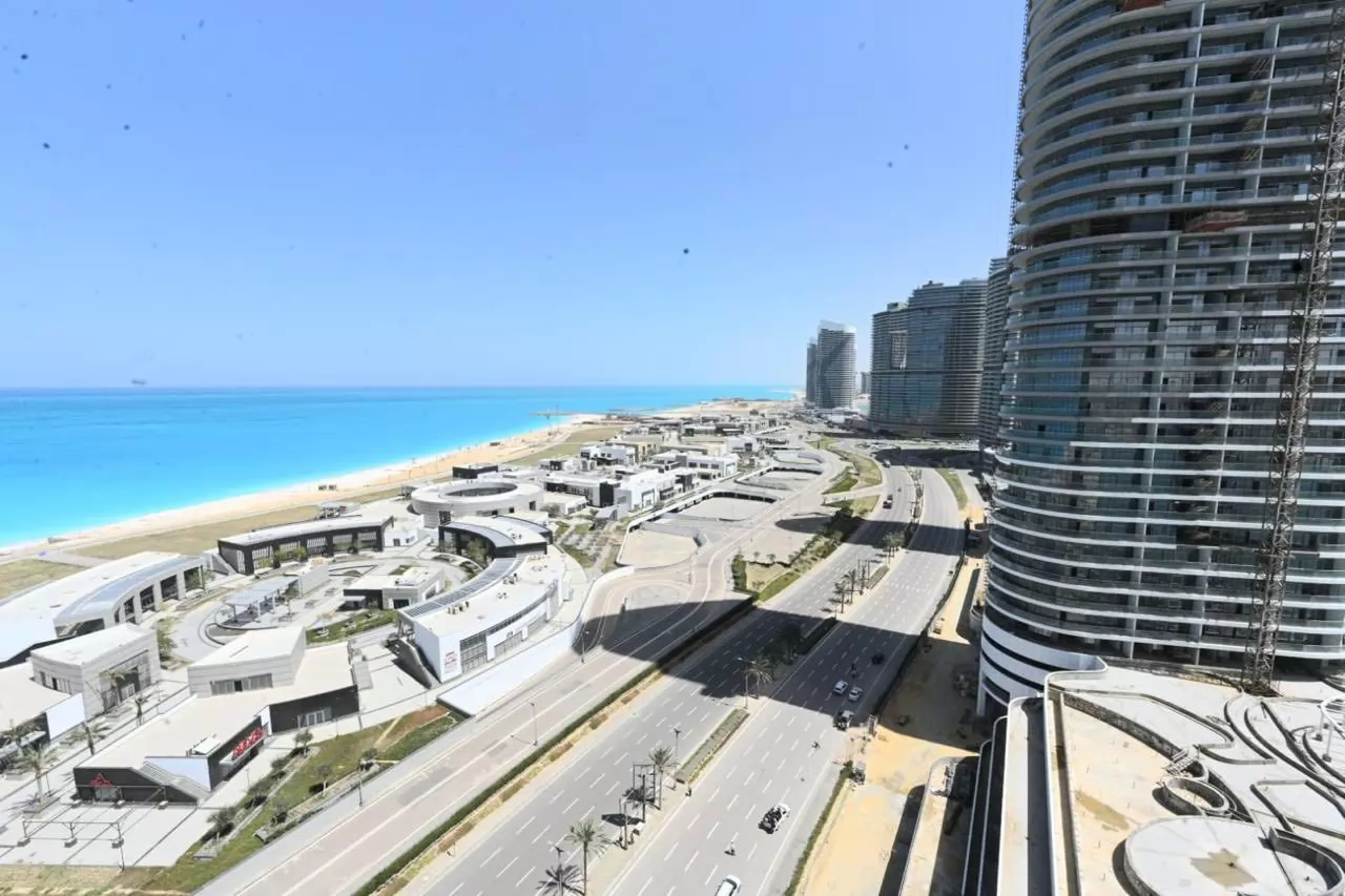وزيرة الإسكان توجه بسرعة تسليم وحدات الأبراج الشاطئية بالعلمين