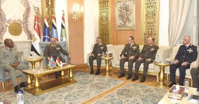 رئيس الأركان يلتقى رئيس هيئة الأركان العامة للقوات المسلحة بجمهور