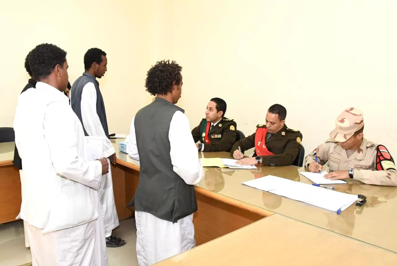 القوات المسلحة تدفع عدد من اللجان التجنيدية لإنهاء المواقف التجنيدية للمواطنين بالمناطق الحدودية 