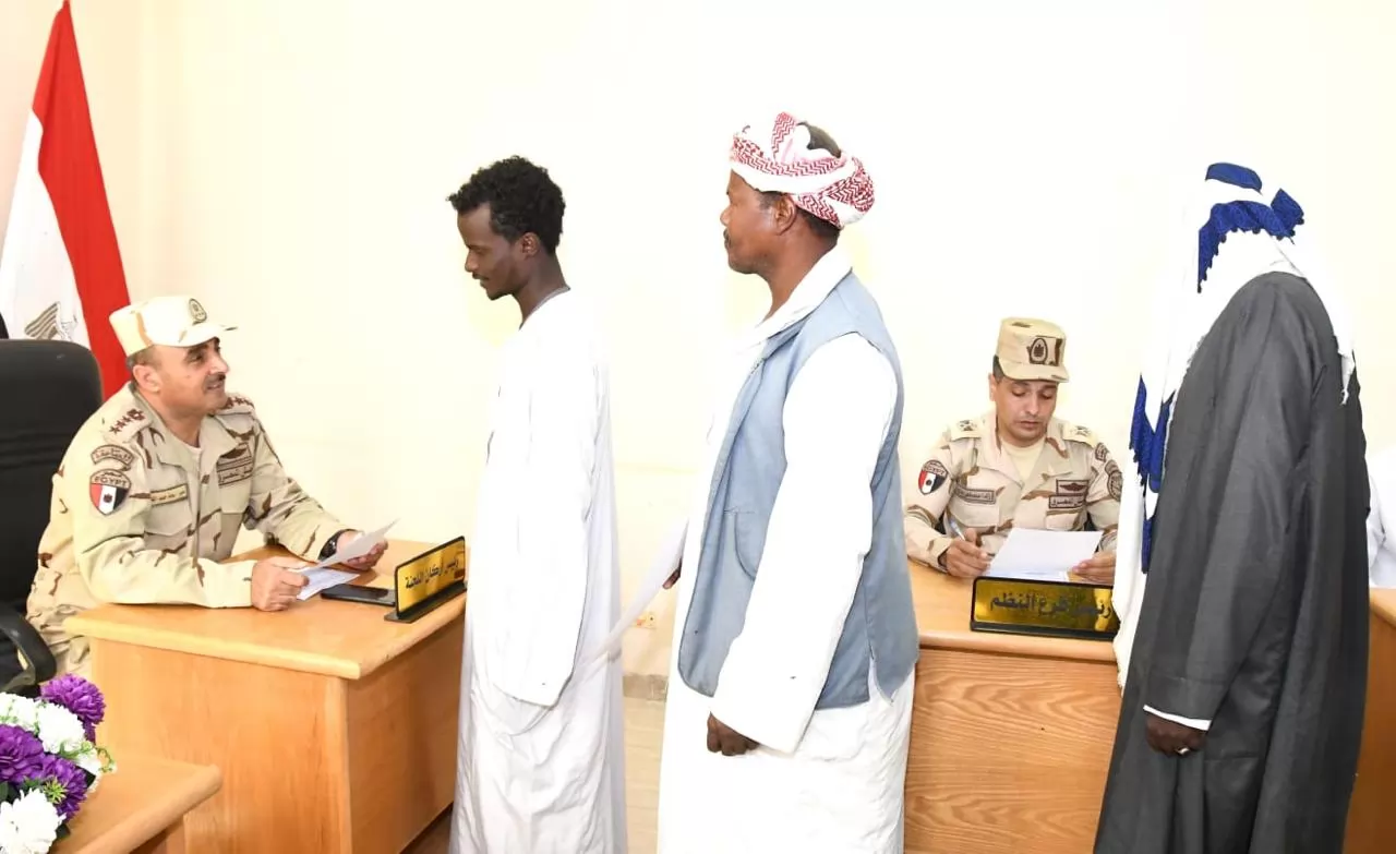 القوات المسلحة تدفع عدد من اللجان التجنيدية لإنهاء المواقف التجنيدية للمواطنين بالمناطق الحدودية 