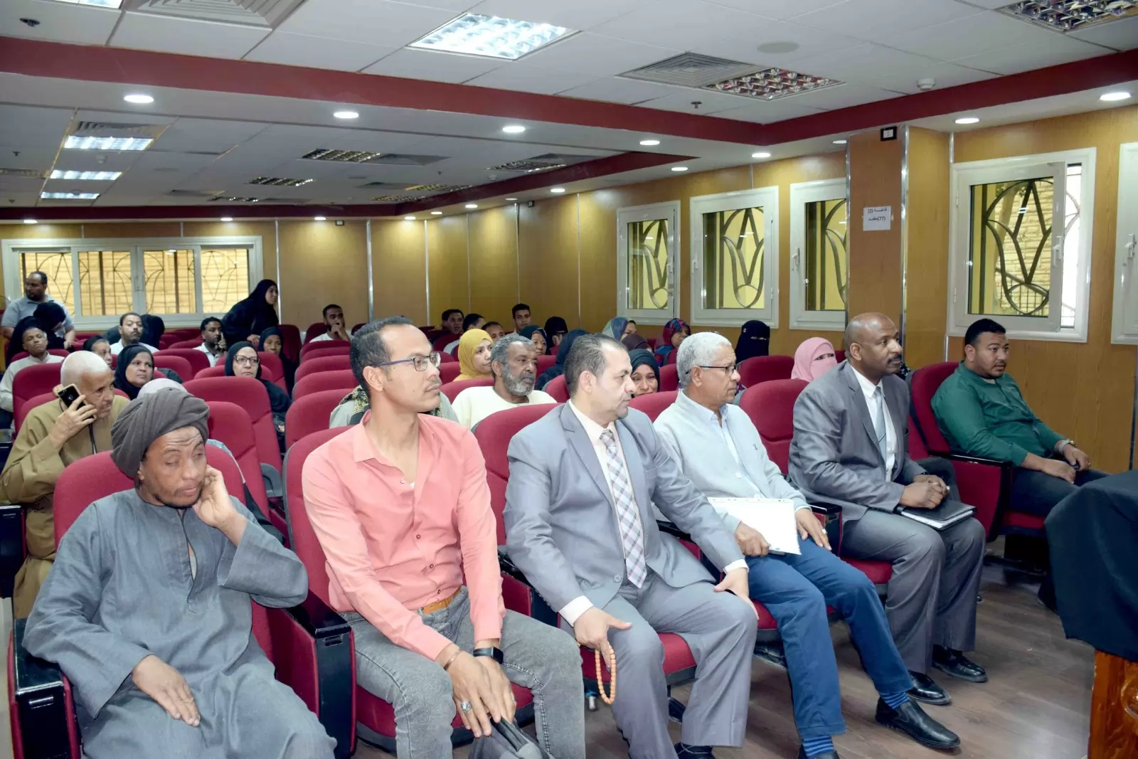 ٢٢ طلب وشكوى أمام نائب محافظ الأقصر فى اليوم المفتوح