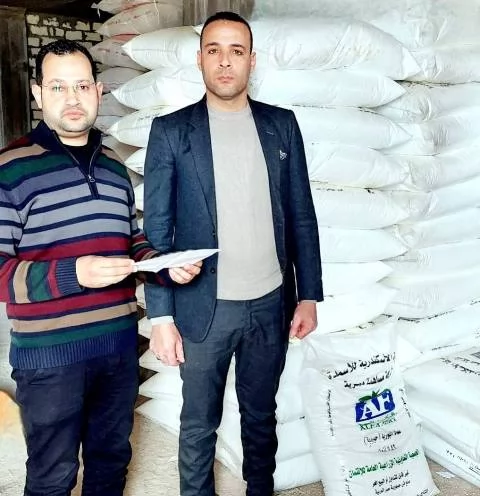 ضبط 180 عبوة مستحضرات تجميل مجهولة و 300 شيكارة اسمدة بالبحيرة