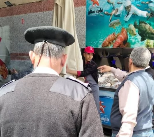 أسباب إغلاق وتشيمع (21) محل ومطعم فى مدينة الشروق.. بالصور