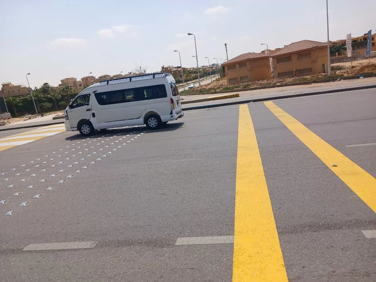 بالصور.. جهاز القاهرة الجديدة يُجدد محور السادات بالكامل